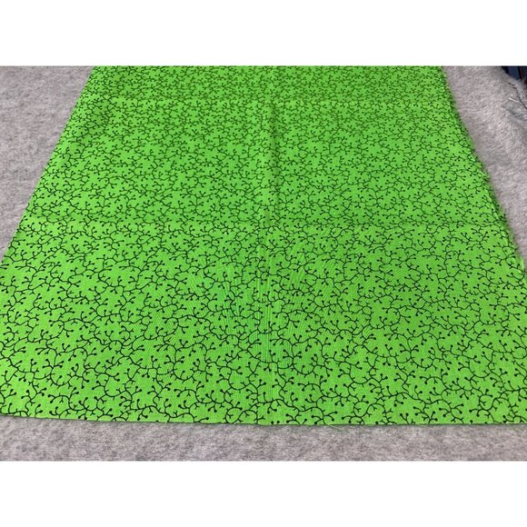 Green Cotton Fabric Black Vine-Like Pattern 18"x22" Fat Quarter Quilting Craftin - Picture 6 of 9